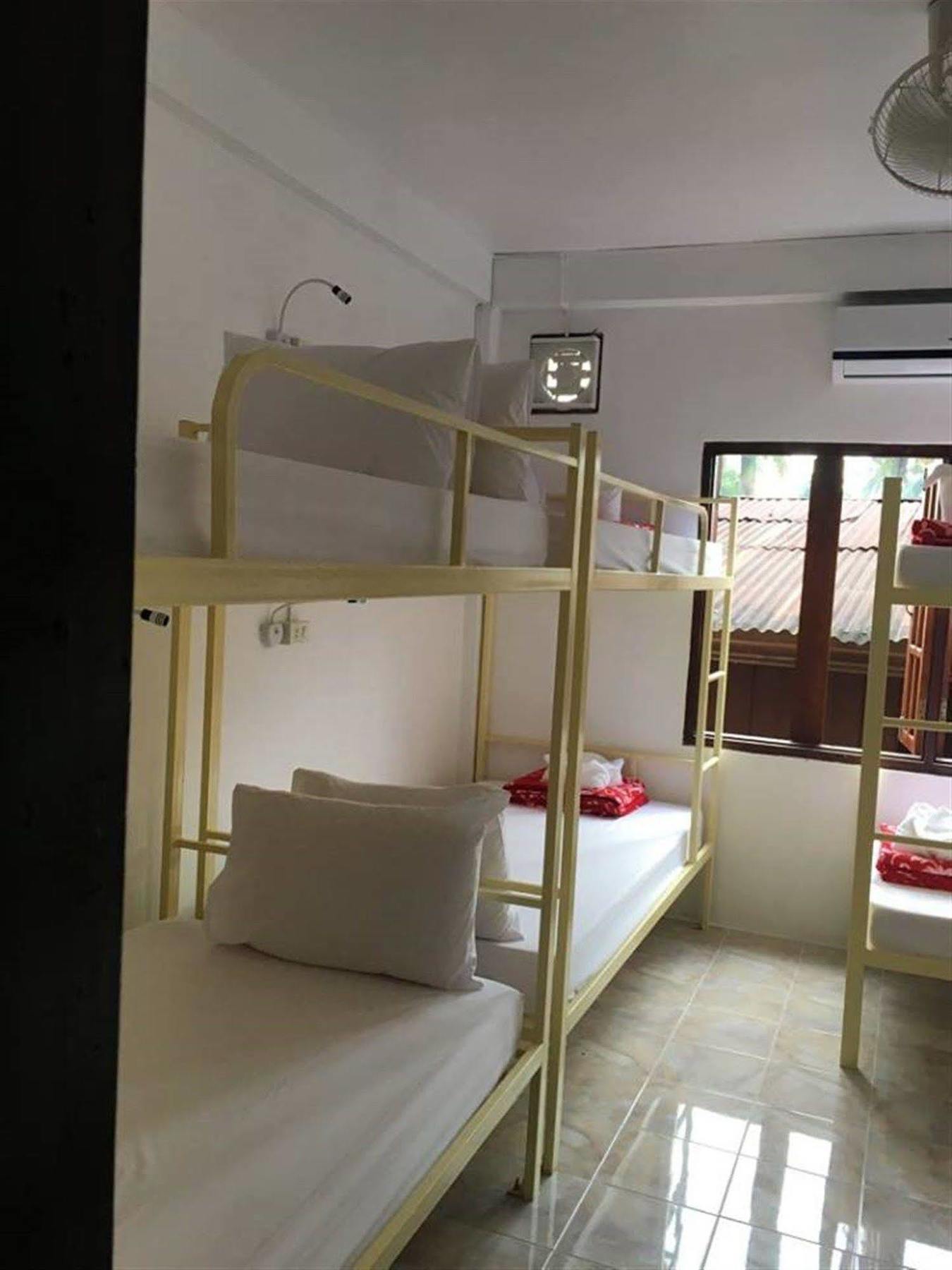 Vongprachan Backpackers Hostel Luang Prabang Bagian luar foto